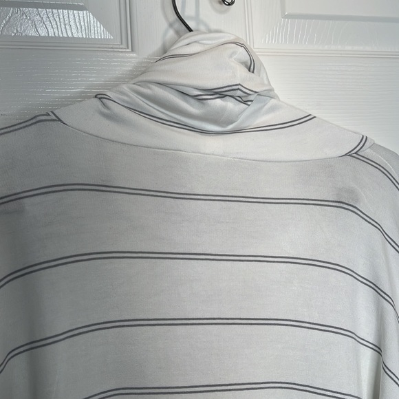 LOFT OUTLET LOUNGE XS Short Sleeve White and Gray striped Shirt. - Picture 16 of 16